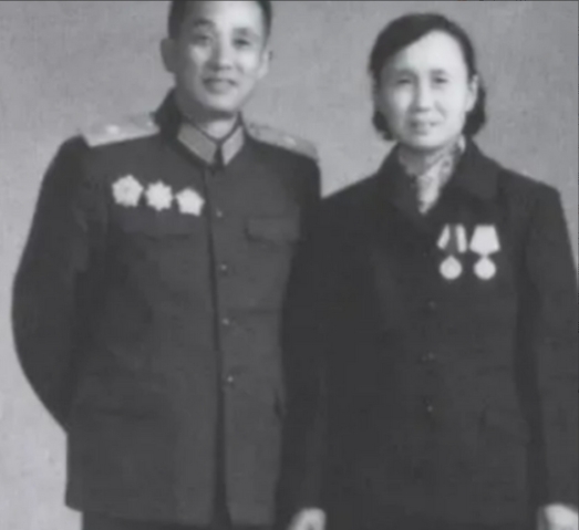 1947年，一名解放军师长，大腿根部受伤住院，这时，一19岁女护士来到他的病房，