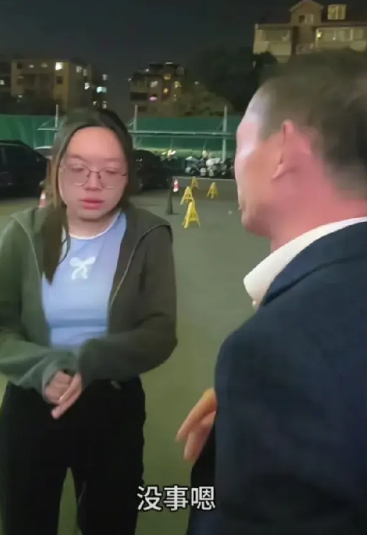 大妹又哭了一回。
 
不是因为谢浩男要和她们分别，是听谢浩男同学说，谢浩男在学校