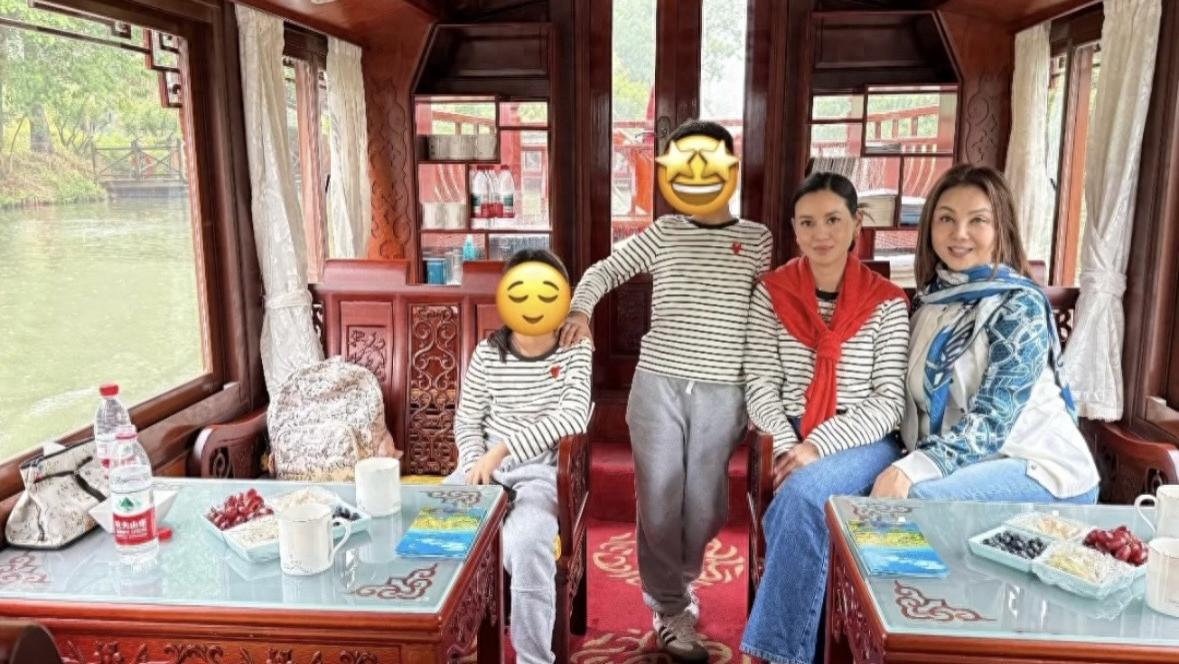 谢玲玲三代同堂游览杭州，包船游西溪好惬意，林恬儿陪游打扮休闲