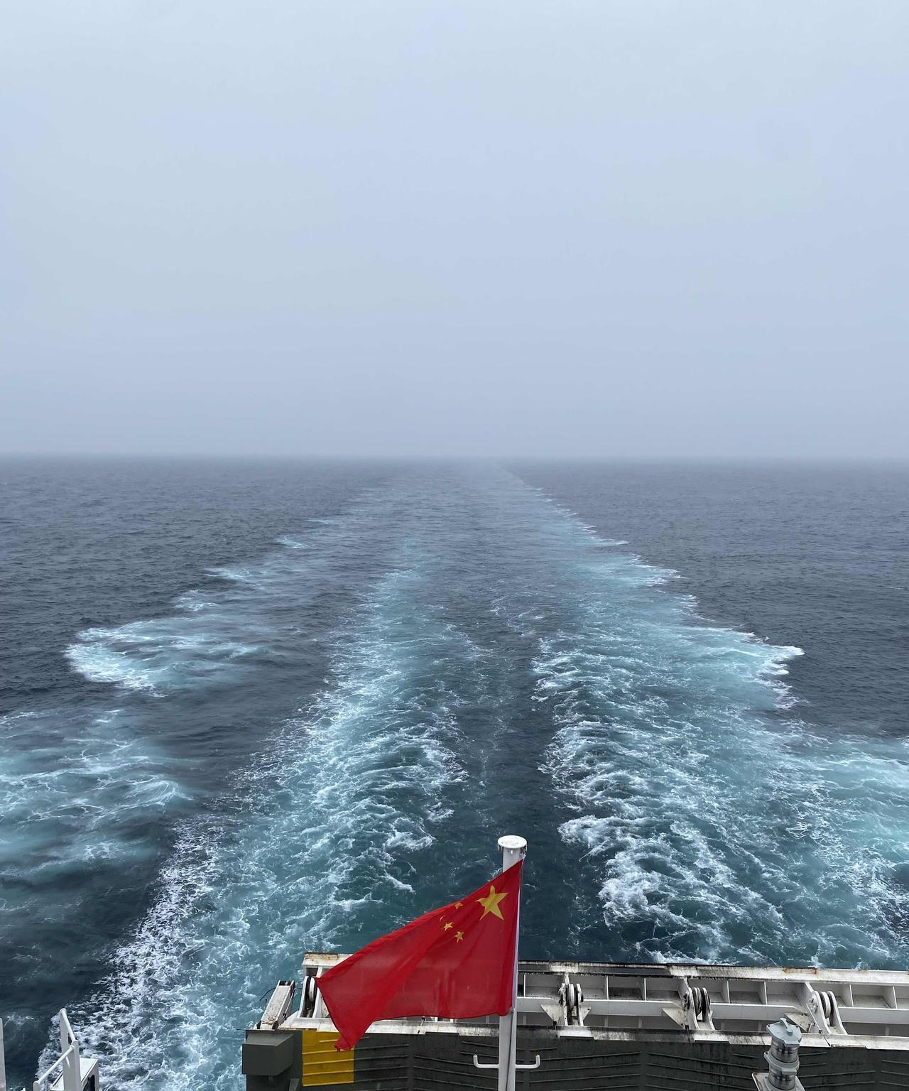 去年此时，在烟台坐游轮去大连，阴天，风是懒的，海也是静的。
船开得稳，船驶过的海