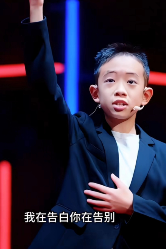 陈小春儿子舞台这么惊艳啊！不愧是Jasper

不仅继承老爸的颜值，还继承了歌喉