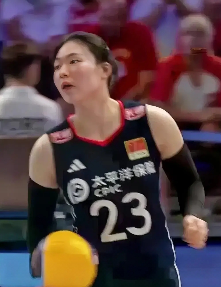 终于明白张籽萱为什么穿23号球衣了。
原来女排大名单有24人。
也就意味着，赵勇