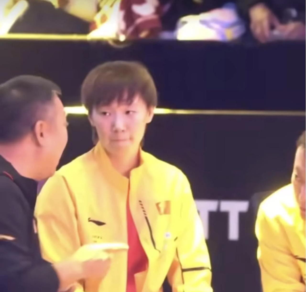 王曼昱战胜张本美和，刘国梁马上对王曼昱进行复盘，王曼昱的样子太乖巧了，又萌又帅