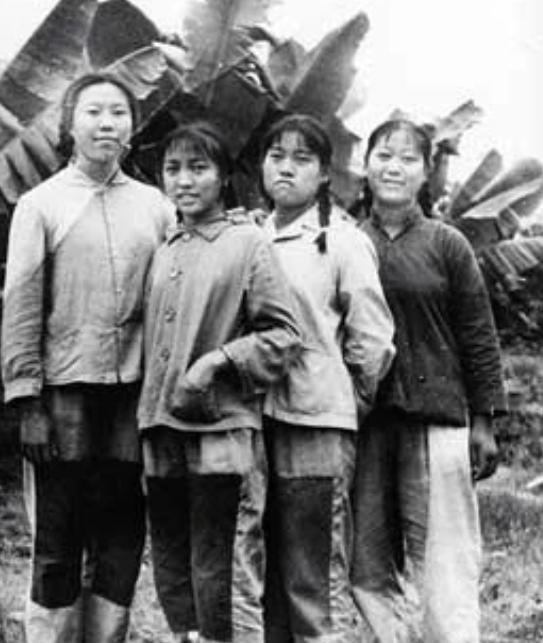 1971年，女知青宋梅为报村民救命之恩，就嫁给了他。谁料，新婚之夜，她却被眼前的