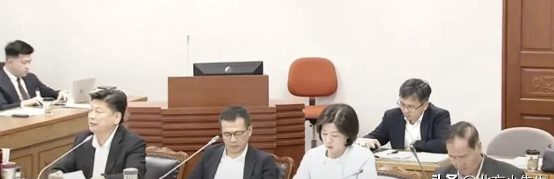台湾省立法机构负责人韩国瑜今天就行政机构编列4100亿元的特别条例草案召集党团协
