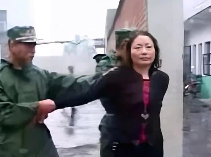 2006年的时候，发生了一件令人唏嘘的事情。

一位女性因为无法忍受丈夫的所