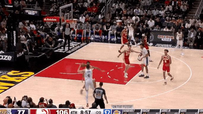 克内克特加速突破双手隔扣，遭纽厄尔犯规后扣飞