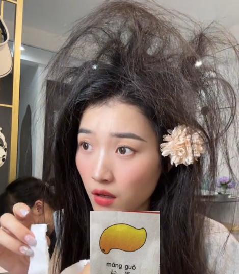 以后再也不敢说自己有文化了。
现在的芒果不叫芒果叫“杧果”，杨桃不叫杨桃叫“阳桃