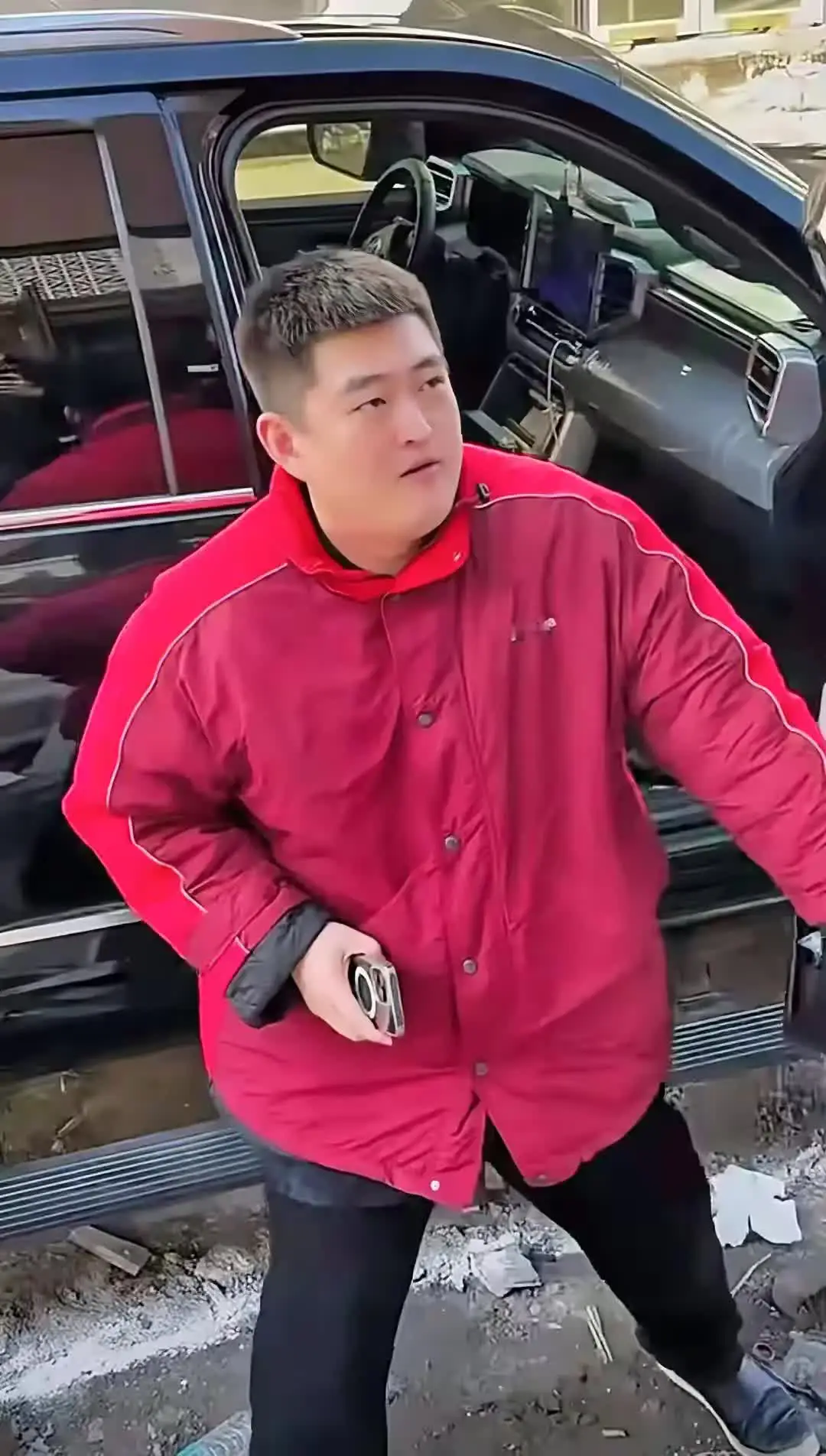 终于知道巴黎世家那些丑衣服卖给谁了！