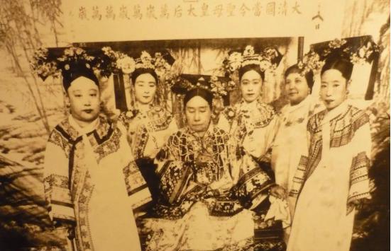 1907年，72岁慈禧看上袁世凯的17岁儿子袁克文。她问袁世凯愿不愿意把儿子留给