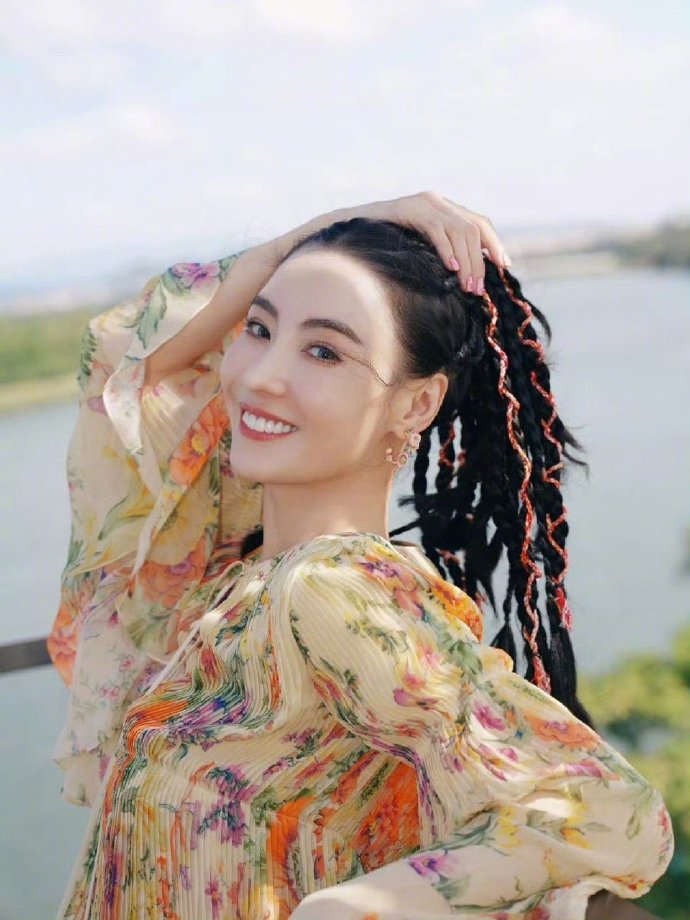 岁月不败美人，更藏不住骨子里的真诚。她是惊艳了时光的港风绝色，是生图里依旧耀眼的