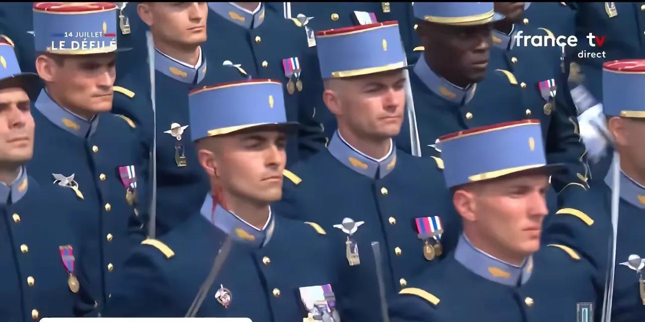 法国这哪是阅兵，直接就是大型翻车现场直播啊。士兵方队黑白配，还有耳朵被划伤，摩托