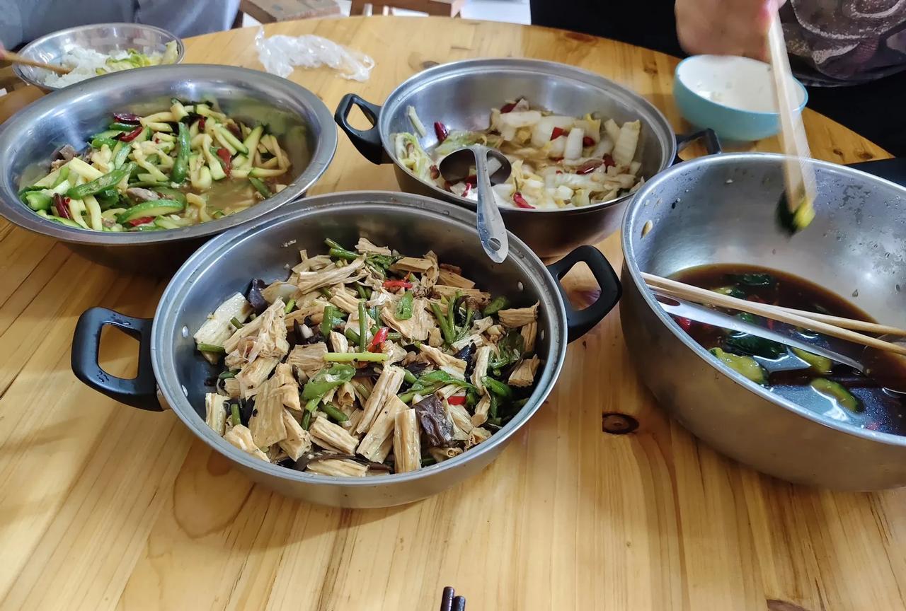 “昨天晚上，咱们公司女洗澡间，可能有男职工在洗澡。”
今天中午，我刚去公司食堂吃