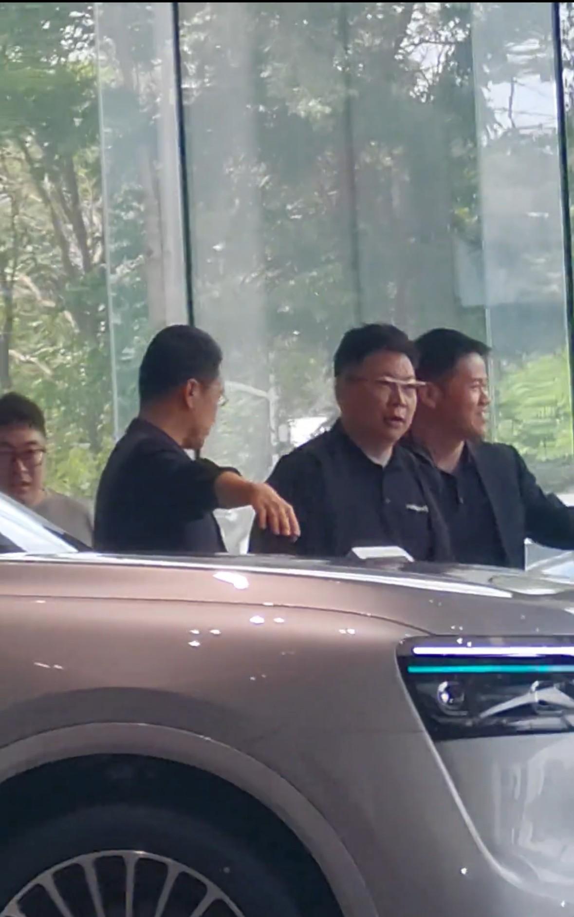 网友偶遇余承东、何刚现身东莞鸿蒙智行线下店，笑着打招呼，走路自带风。据悉，最老的