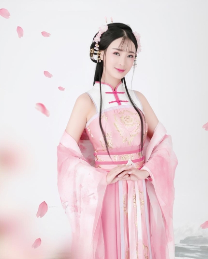王李丹妮身着粉色古风华裳，身姿曼妙。精致剪裁勾勒出纤细腰肢，轻盈纱裙下，身形优雅