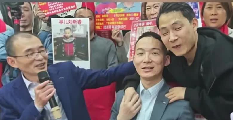 朱冬冬也来到谢浩南的回归宴！
看看这小哥俩长得真一样呢！
朱冬冬是志愿者曾经