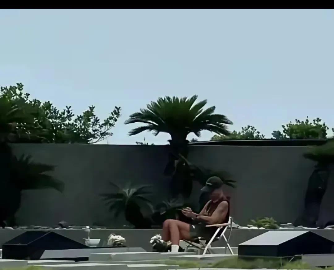 后具俊晔对亡妻真的深情。网友在墓地偶遇光头具俊晔，无论刮风下雨都去看他的爱妻大儿