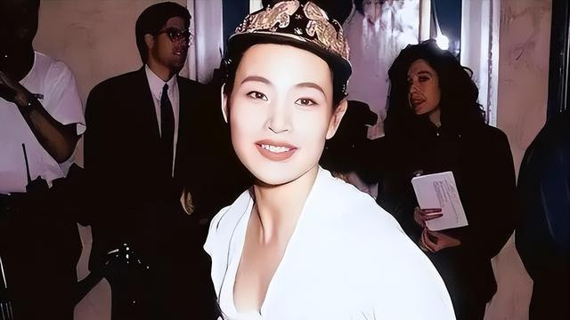 一人毁掉央视春晚！入美籍后却弃养中国双胞胎的她，如今怎么样了