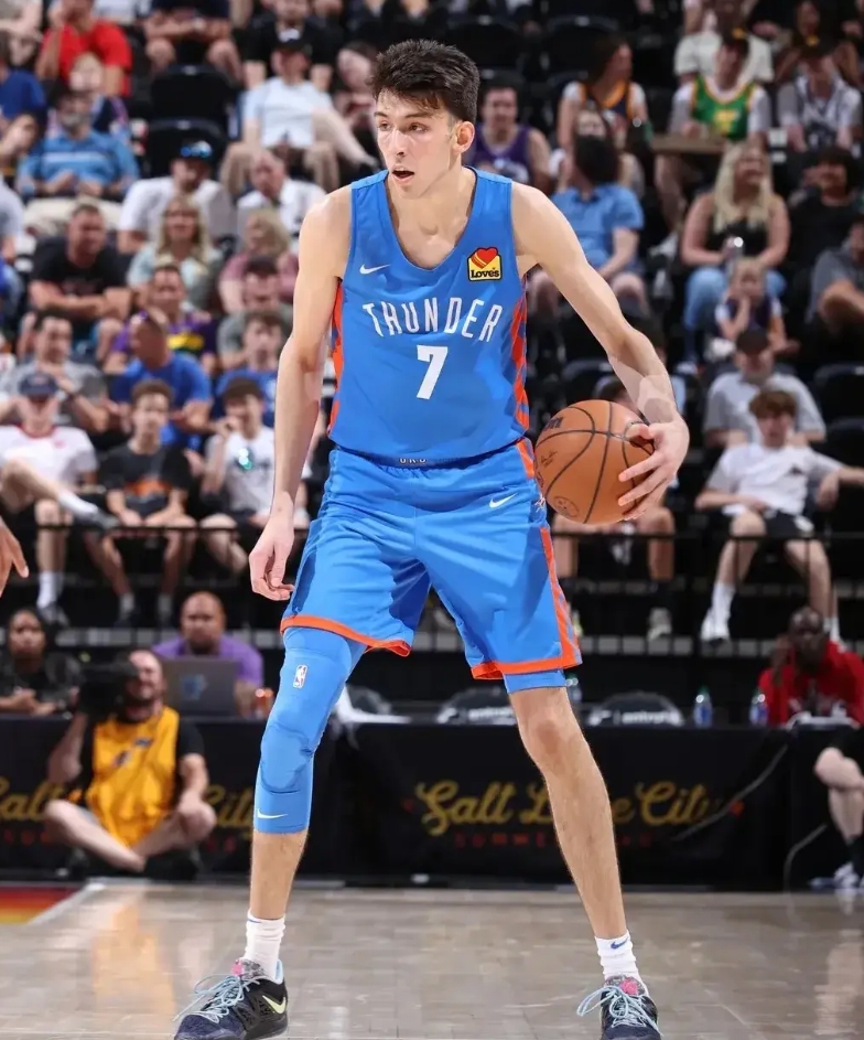 切特-霍姆格伦02年出生，22年第二顺位被雷霆选中，曾一度认为他在NBA混不下去