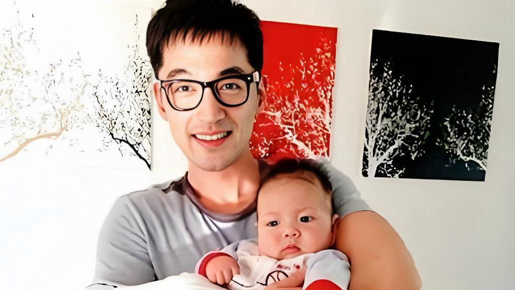 胡歌首次罕见和女儿同框，化身超级奶爸和宝贝贴心互动