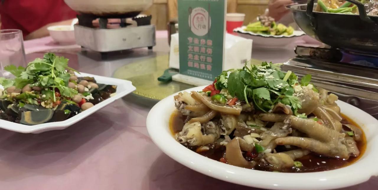 村里有个老人去世了，
没有儿子，
当初只生一个女儿，嫁出去了，
老人年龄大了，女