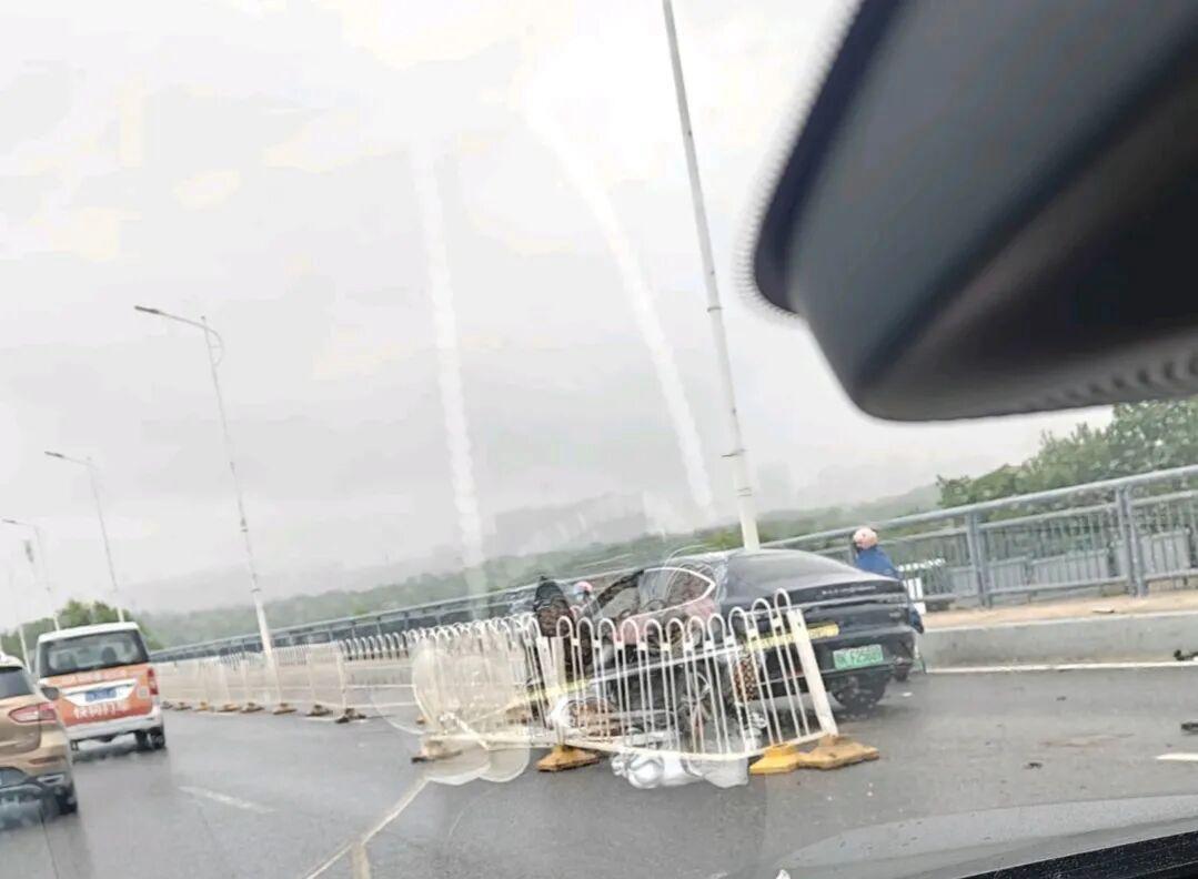 武汉城事！
据网友爆料，9月19日，盘龙城大桥一起车祸。盘龙城大桥连接东西湖与黄