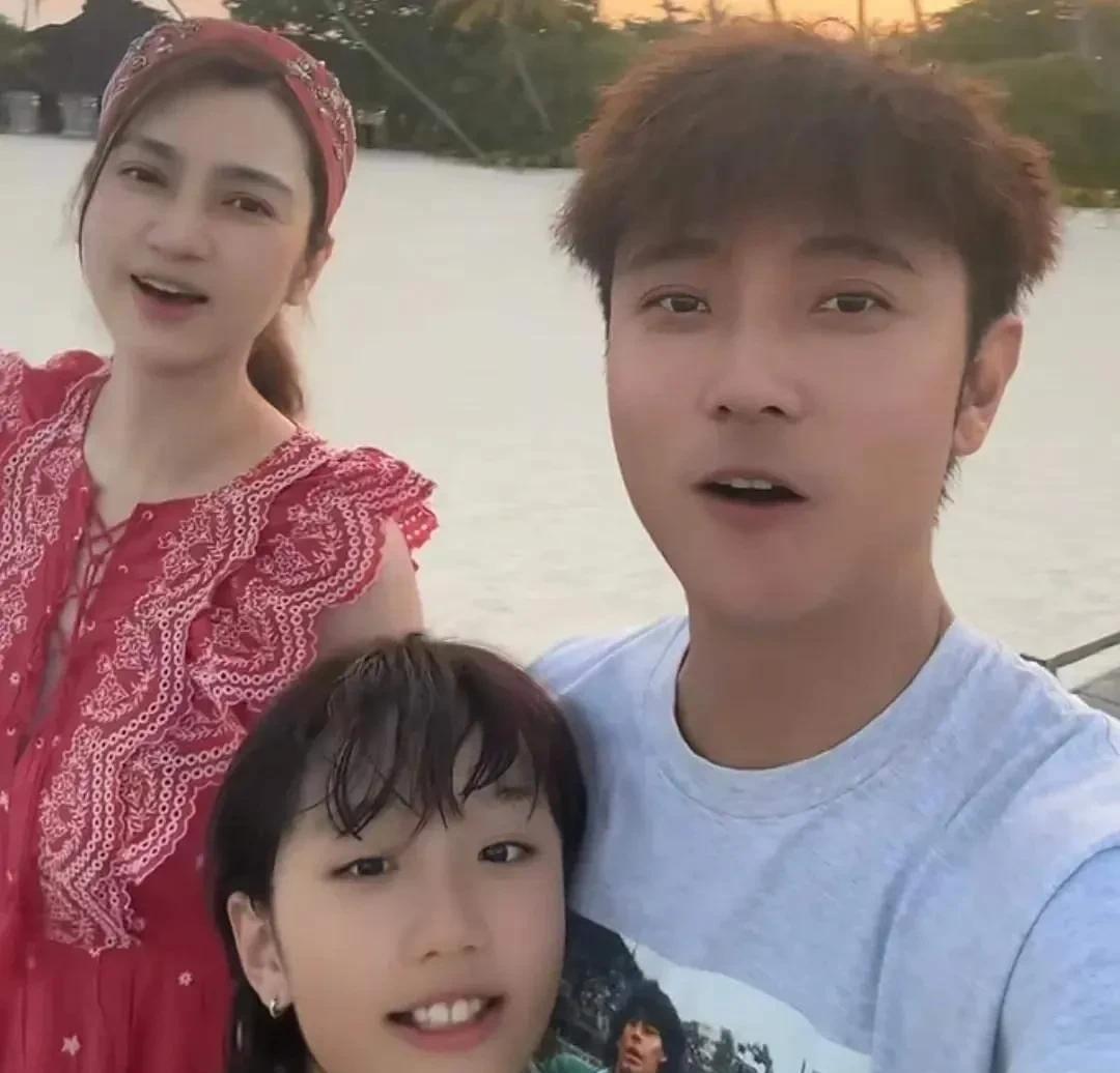 洪欣张丹峰同框秀恩爱！一家三口美国度假