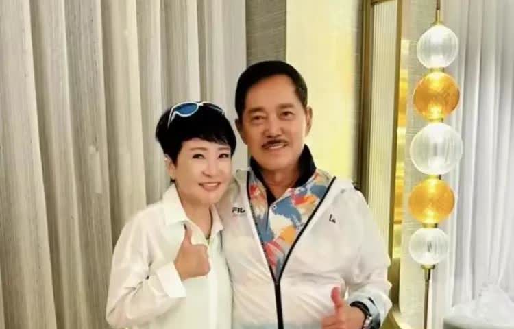 74岁狄波拉给小男友庆生，
88岁四哥坐轮椅出行，
自己对自己的人生负责，

