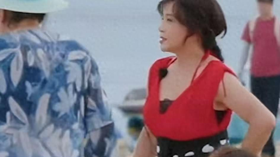 75岁刘晓庆聚餐！不化妆显老态，气质独特更迷人