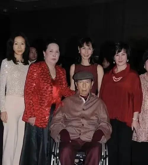 对于宗馥莉和兄弟姐妹们的矛盾和官司，以及支持宗馥莉的网友们，于是有人评价说；这些