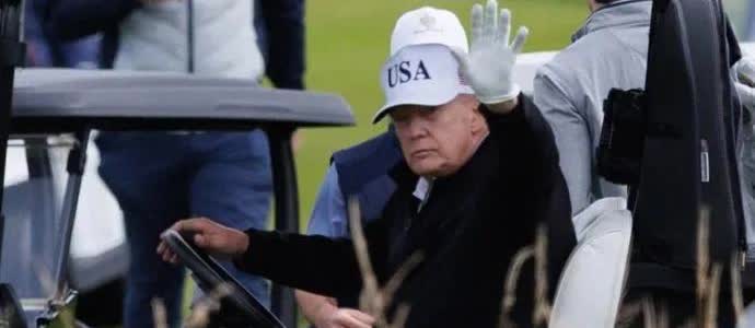 特朗普回姥姥家打高尔夫球去了！冯德莱恩与斯塔默前往高尔夫球场觐见，这派头犹如地球