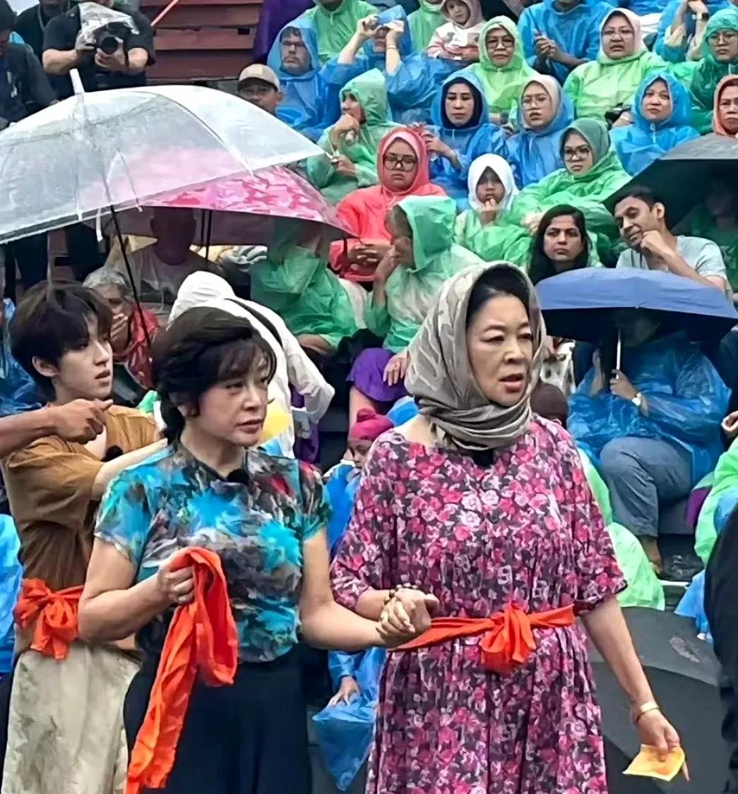 刘晓庆&倪萍同框！岁月对比太震撼
谁懂啊！刷到刘晓庆和倪萍同框，才惊觉刘晓庆居然
