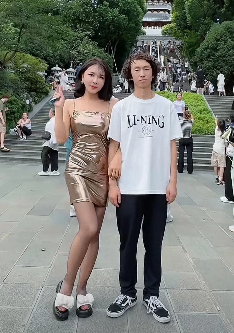没见庞麦郎笑过，他是心情不好还是不会笑呢。