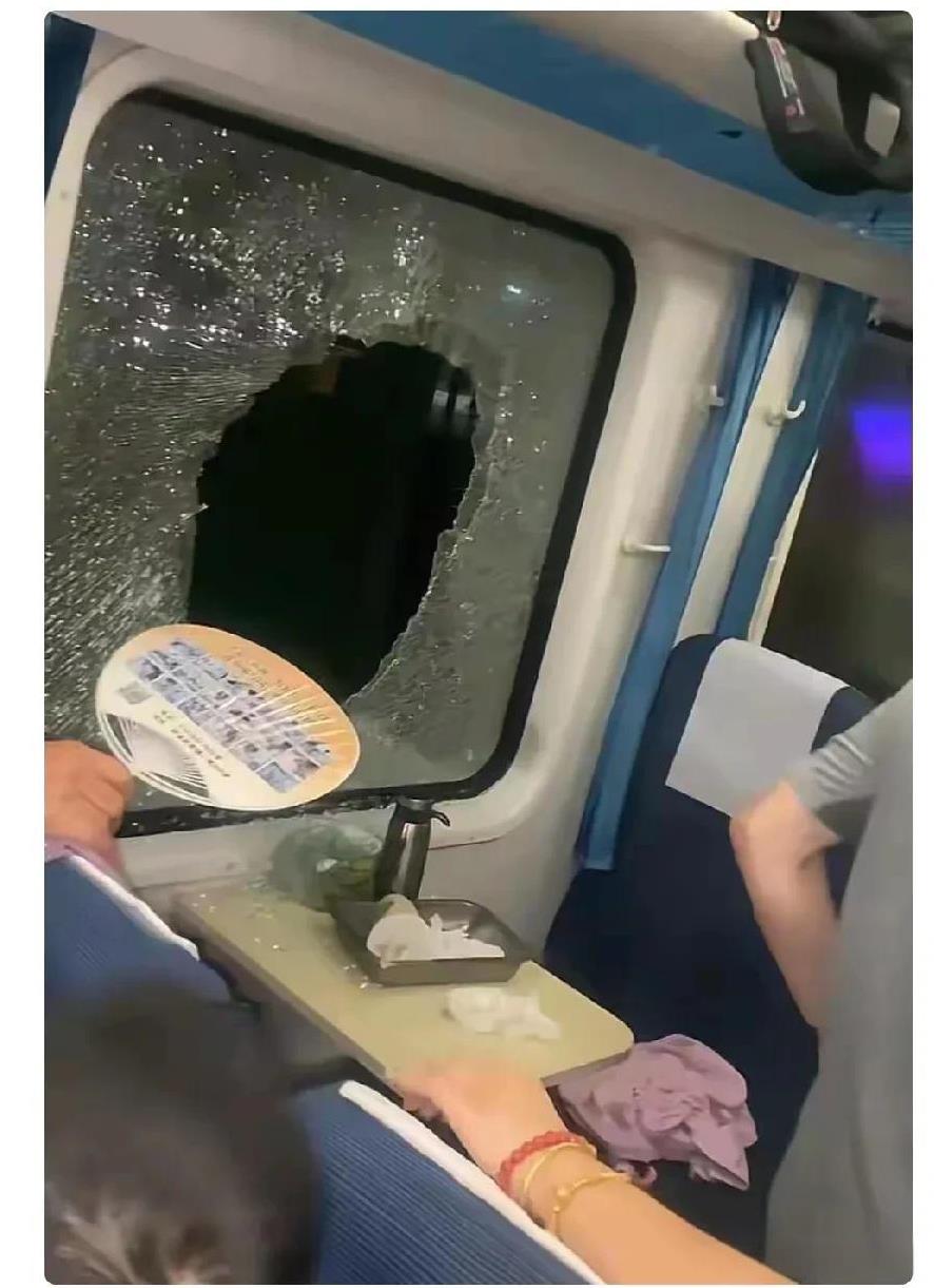 本来该趟火车的工作人员，尤其是乘警应该主动去砸破车窗的，可工作人员非但没有，反而