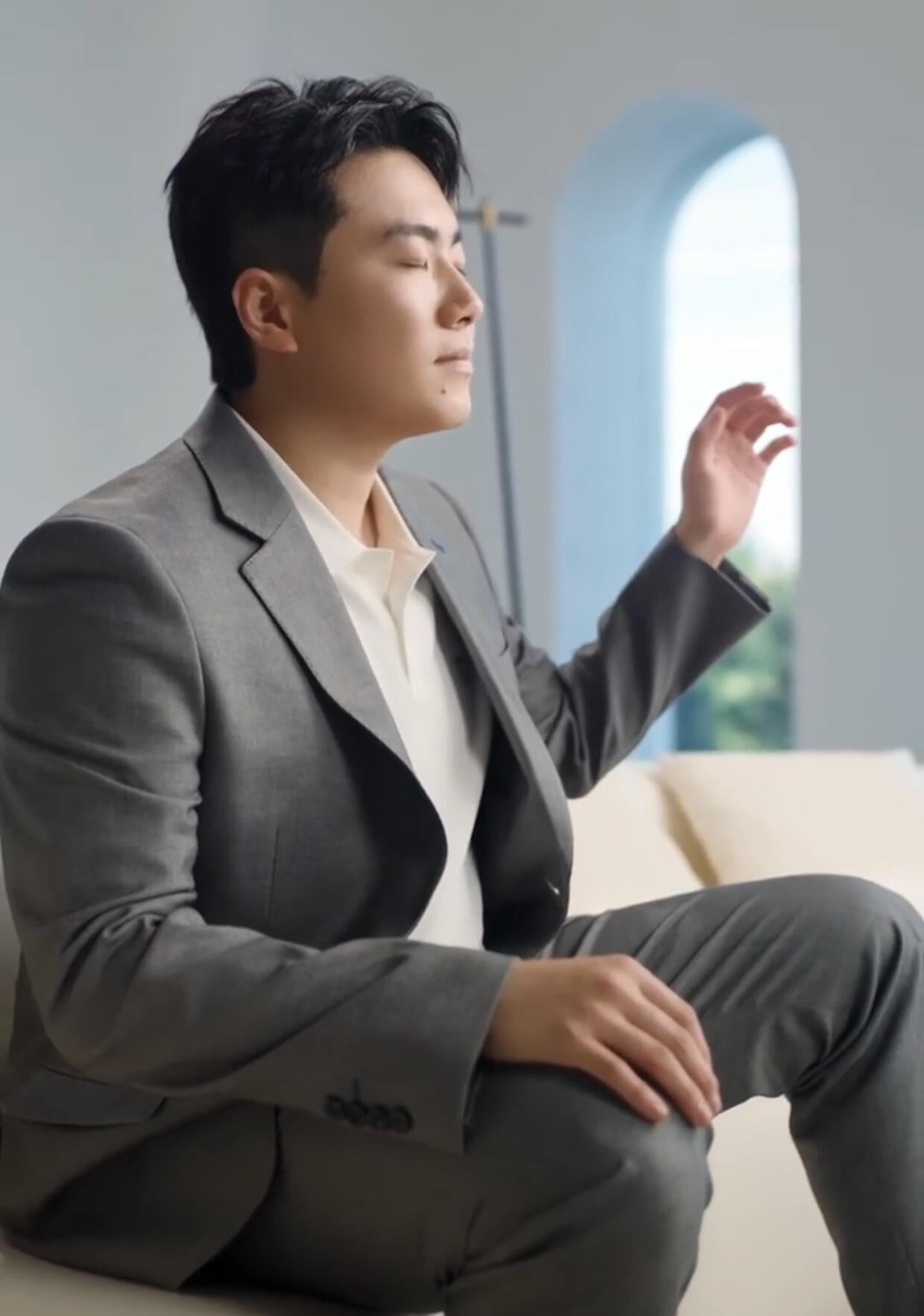 梁靖崑新商务，高级起来了，气质也来了，商务范十足，富家少爷的真实写照！
大胖最近
