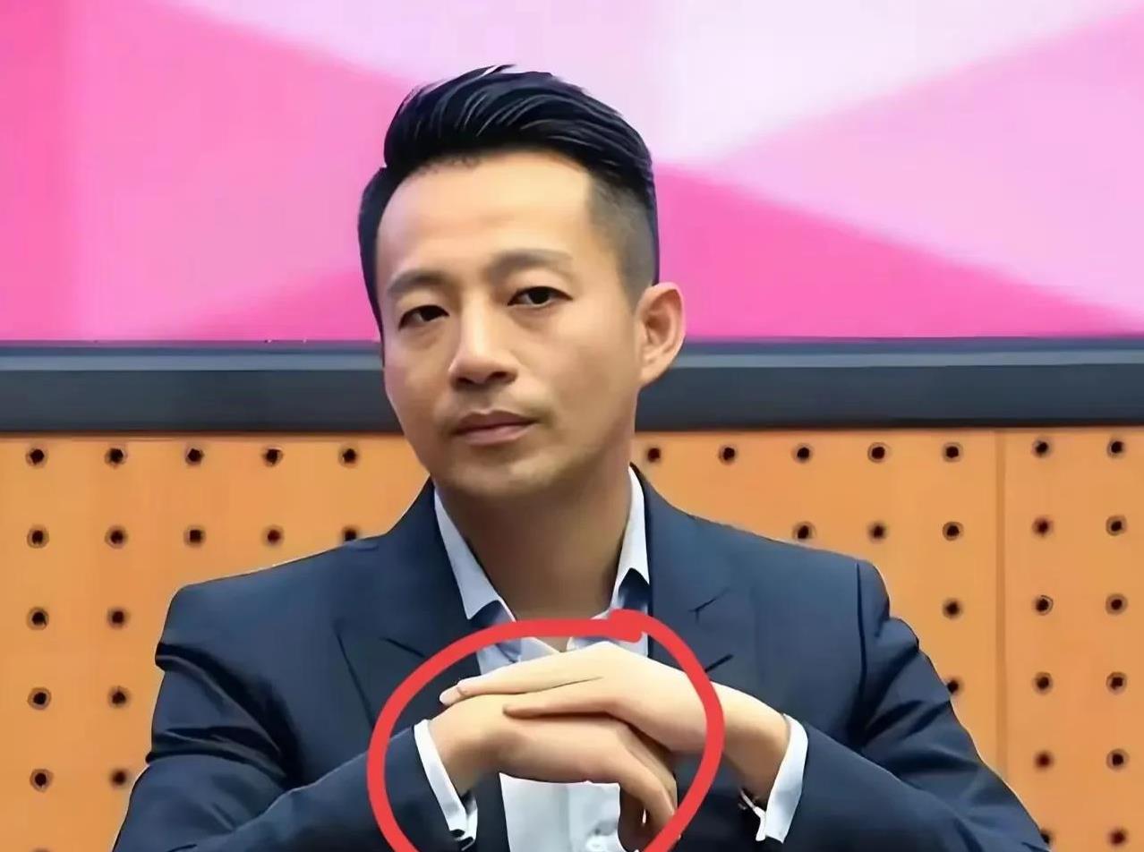 一觉醒来
他一上来就官宣“已领证”，直接给婚变传闻盖章“不实”，接着狂夸老婆“温