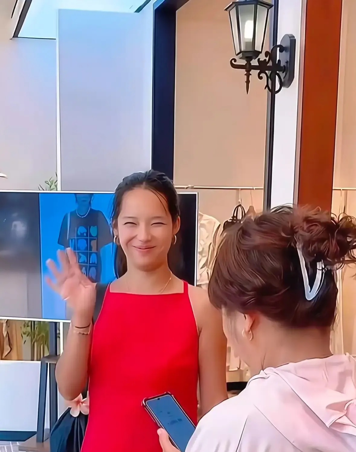 黄楼带着比利时养父母回江西认亲的事，真是让人感慨万千！



比利时的面积虽然只