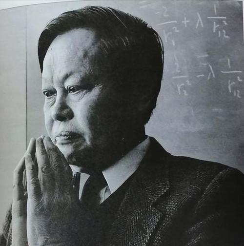 102岁的杨振宁正在睡觉的时候，突然声音微弱地呼唤了一声“翁帆”，正在一旁的翁帆