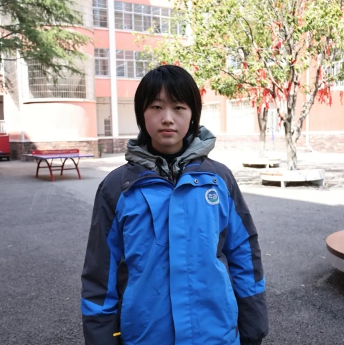 湖南一女生去年高考考了605分，心有不甘的她选择复读。女生今年看到成绩的瞬间，大