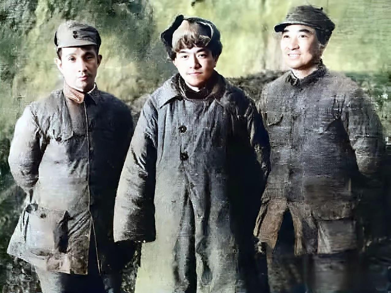 这是1947年，陈赓、曾希圣和粟裕的合影照。
三人中，陈赓和曾希圣都毕业于黄埔军