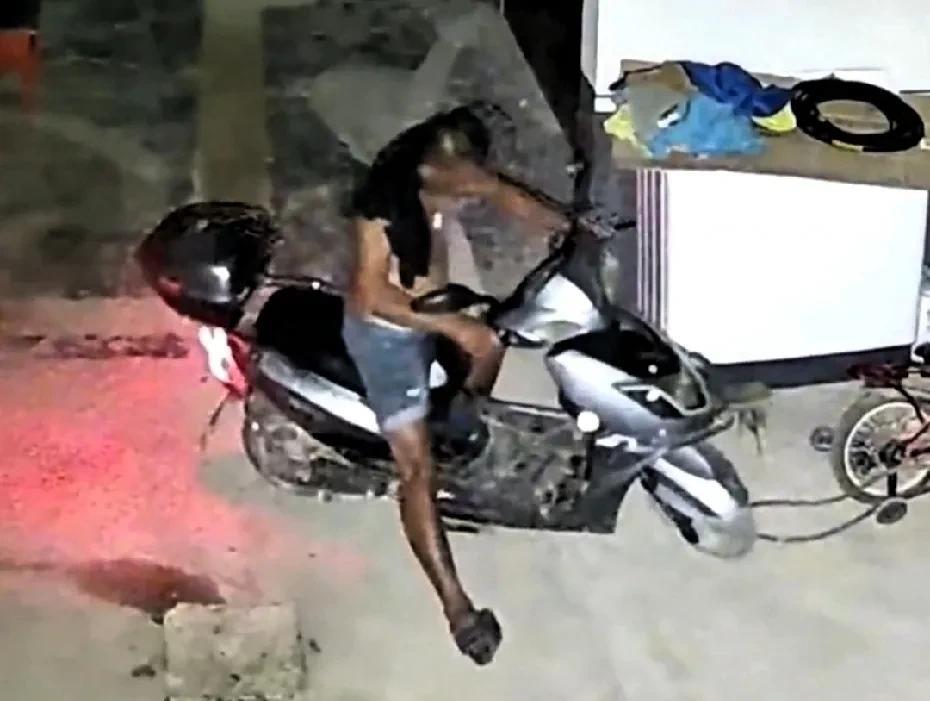 有网友表示：媳妇管不住，就打电话给他爸妈，再把摔倒的视频，发给他朋友，把事闹大，