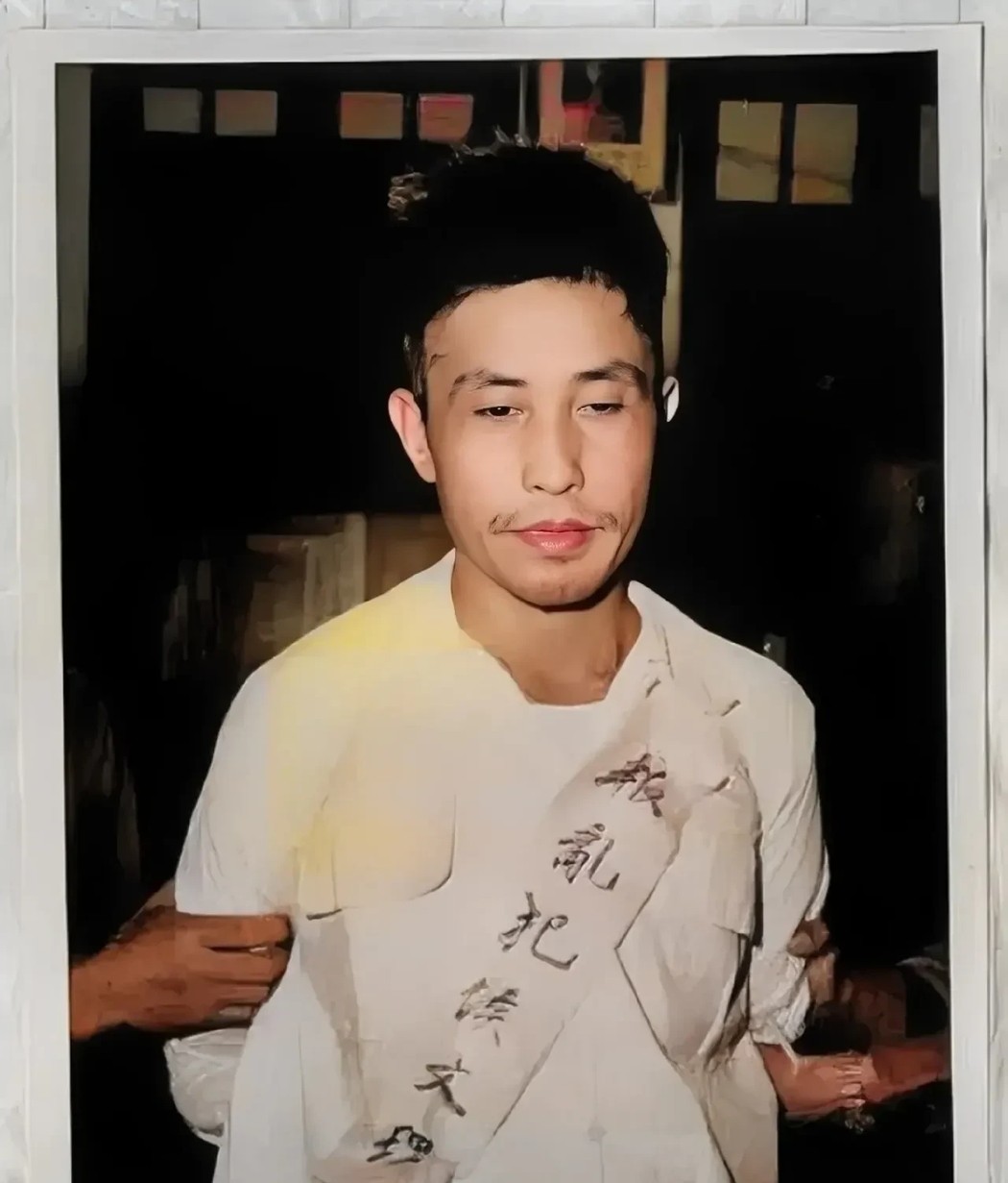 1958年，革命烈士侯文理被执行死刑前，留下的珍贵照片。

一张泛黄的黑白照片，