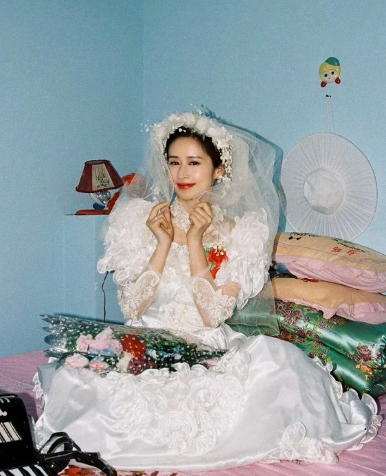 今天冲浪的时候，无意间刷到颖儿晒出的80年代婚纱照，一下就被吸引住了。她还配文说