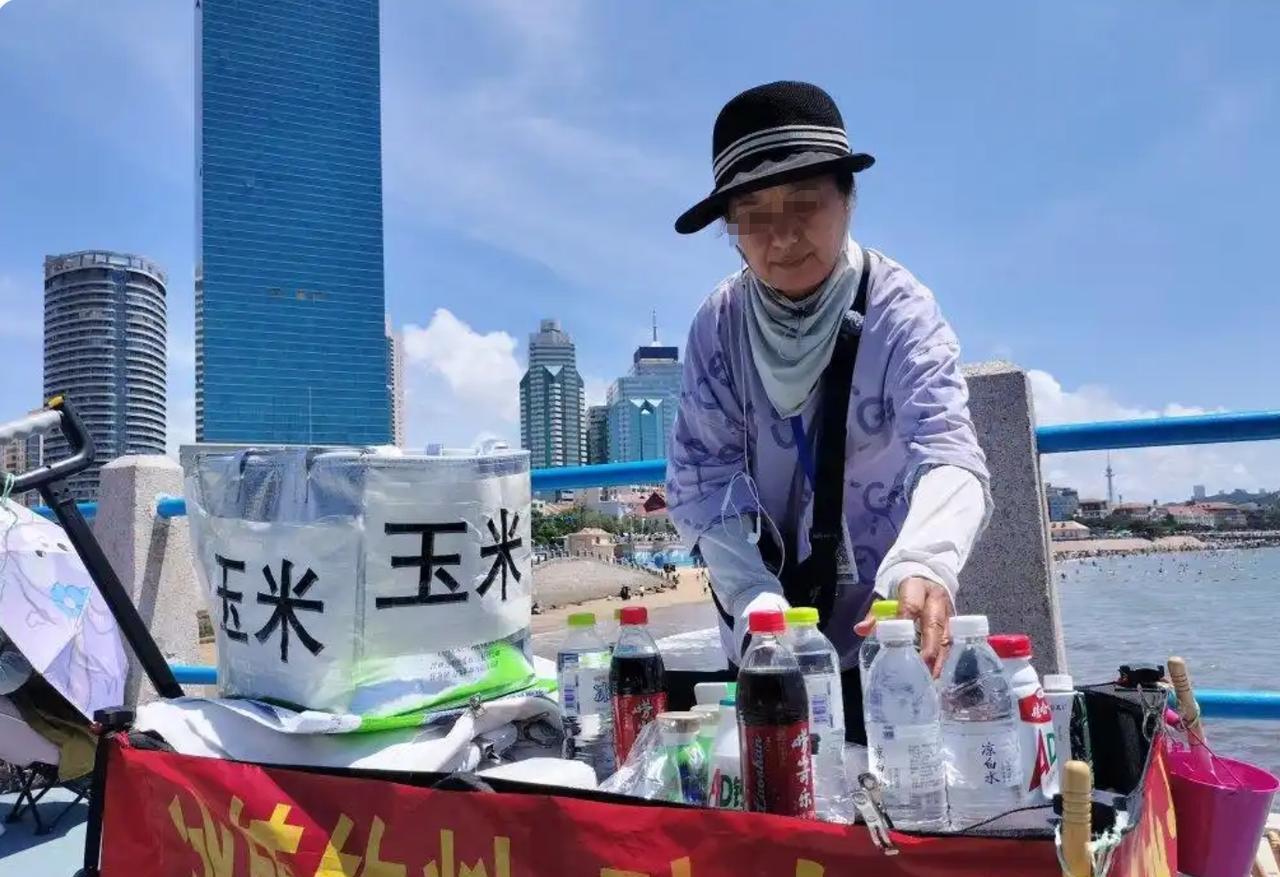 青岛，一女大学生捡手机不小心掉入海里，迅速被大浪吞没。57岁玉米姐丢下摊位纵身跳