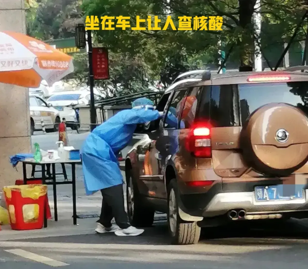 到底是谁没素质？一老妇挤上公交车，没有空座位，要一女孩让座。女孩说身体不舒服，站