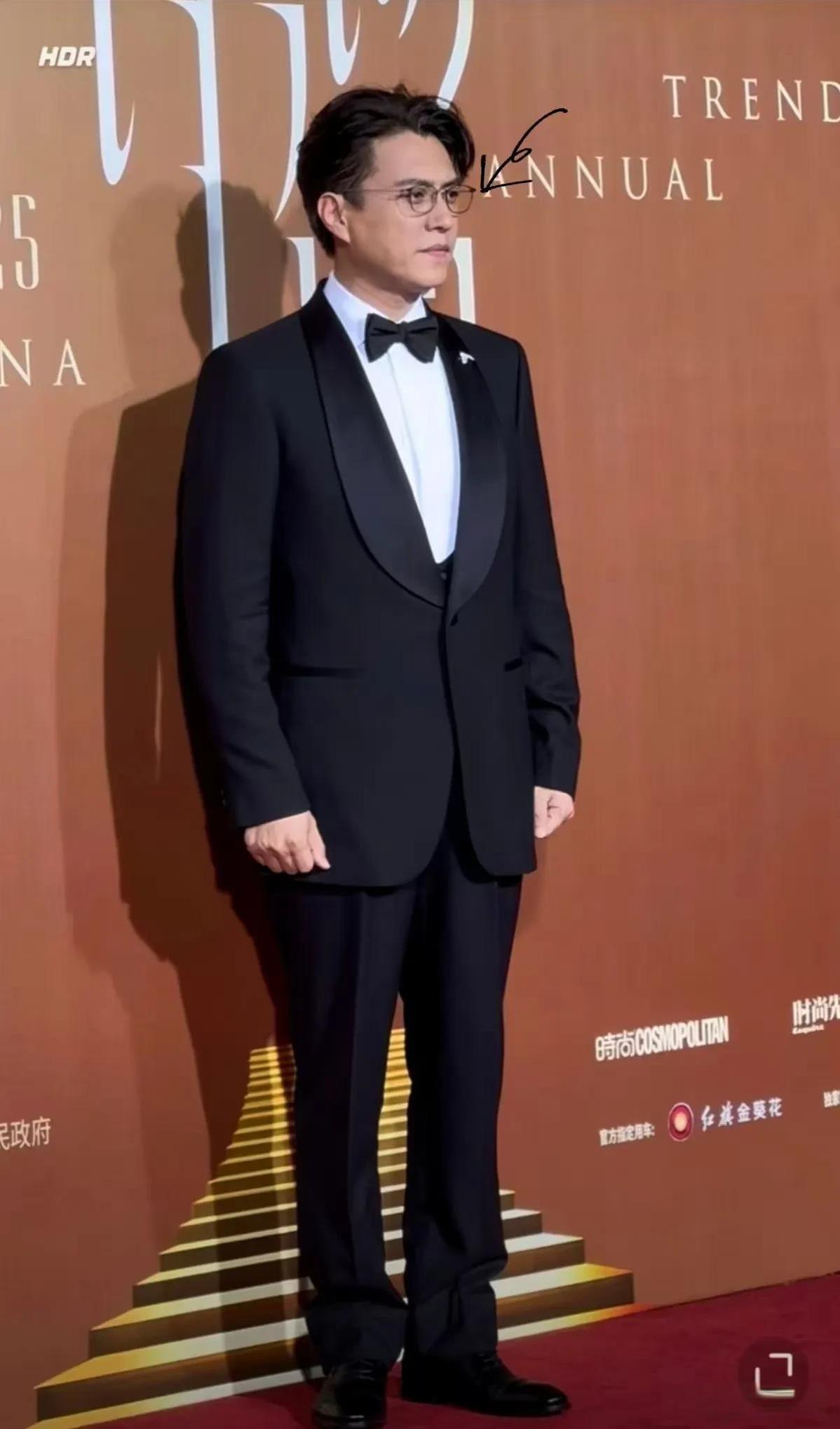 靳东走红毯被调侃“班味十足”
靳东亮相中国时尚产业盛典，一身笔挺正装登场，许久未