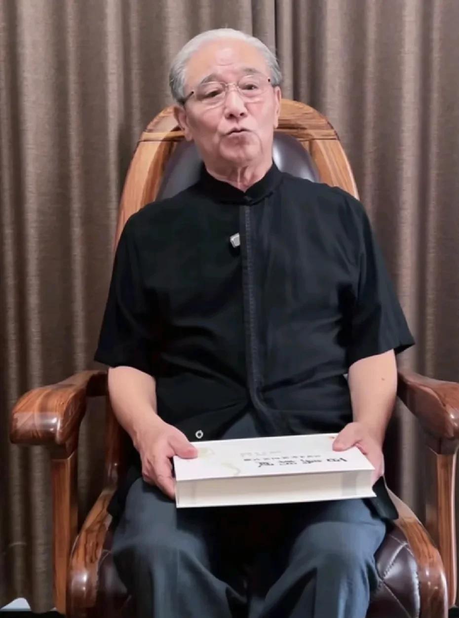 80岁马志明当众喊亲儿子叫师侄！相声圈辈分大过天，亲爹也得按规矩来。
老爷子翻着
