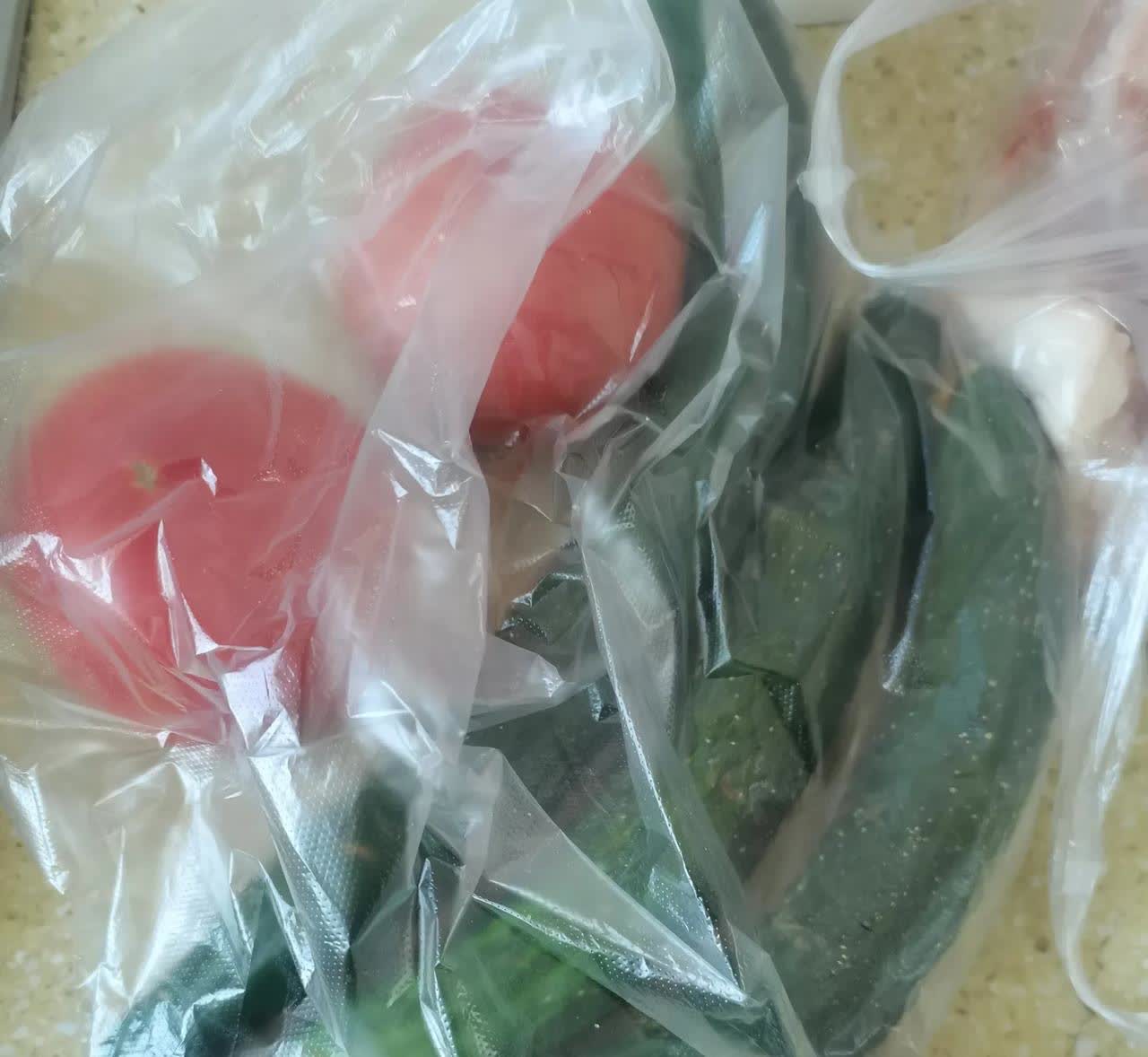 今天早上去市场买菜 ，以前都是老公买。顺便了解一下菜价

猪肉  每斤  1