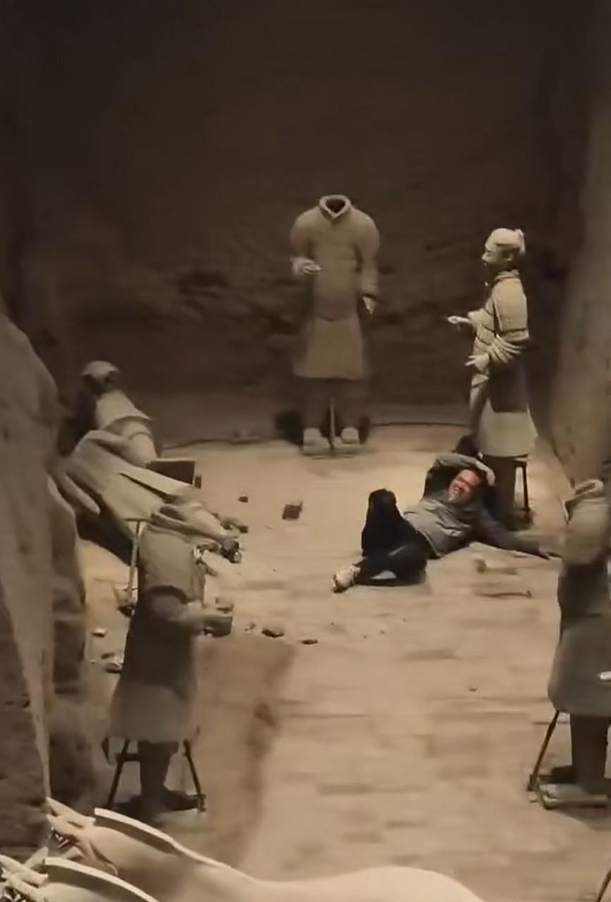 两尊兵马俑被推倒，精神病又成护身符！
昨天，孙某翻越护栏和防护网，跳入兵马俑三号
