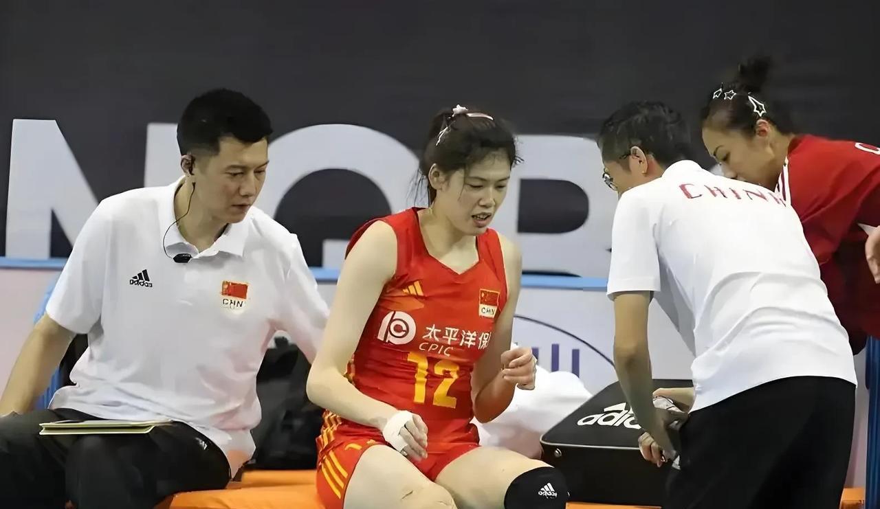 李盈莹说当啦啦队的滋味不好受
北京时间6月18日，2025年世界女排联赛香港站，